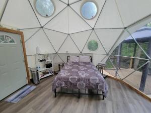 Postel nebo postele na pokoji v ubytování Geodome Nature Escape, Creekside, WIFI & Hot Shower