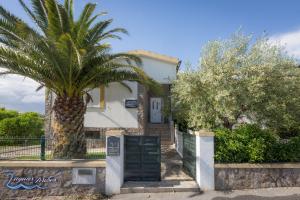 a palm tree in front of a house at Duas Aguas Arribes in Bemposta