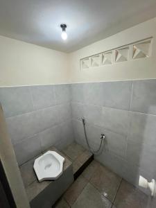 Ένα μπάνιο στο 55 Ketapang Homestay