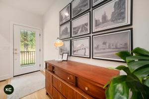 Gallery image of KCcabin - Modern Wooded Retreat with Hot Tub in Grain Valley