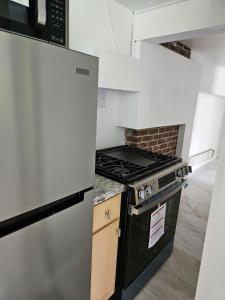 Køkken eller tekøkken på Private Area & Common Space Rooms In Bayshore