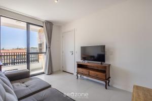 a living room with a television and a couch at Apto c/ Churrasqueira a 750 m da Praia RRV0202 in Gravata