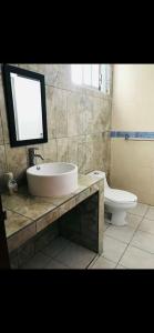 a bathroom with a sink and a toilet at Amplio apartamento, Excelente ubicación 3 habitaciones 5 camas in Coatzacoalcos
