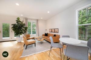 Gallery image of KCcabin - Modern Wooded Retreat with Hot Tub in Grain Valley