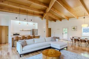 Dapur atau dapur kecil di The Hollow House +26 gambar