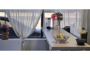 ローズバーグにあるHotel O Motel 10 Lordsburg I-10のお菓子と花の鉢付きテーブル