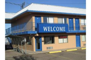 ローズバーグにあるHotel O Motel 10 Lordsburg I-10の側面に歓迎看板がある建物