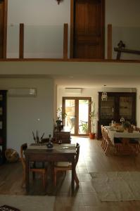 een woonkamer met een tafel en een eetkamer bij Casa de l Telar in Duas Igrejas