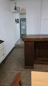 Una cocina con una mesa de madera en una habitación. en Hostel Mapu Paigue, en El Chaltén