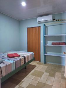 Una cama o camas en una habitación de Santos Place