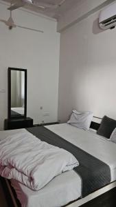 Ένα ή περισσότερα κρεβάτια σε δωμάτιο στο Hotel Shiv Sagar