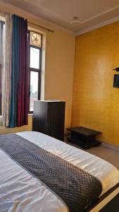 Ένα ή περισσότερα κρεβάτια σε δωμάτιο στο Hotel Shiv Sagar