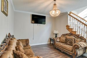 Una sala de estar con un sofá y un televisor. en Des Moines Suburb Stay with Spacious Layout and Deck!, en Johnston