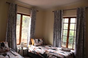 una camera da letto con un letto e una finestra di Oppiberg Cottage with River View a Hartbeespoort