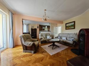 Χώρος καθιστικού στο Villa Estera