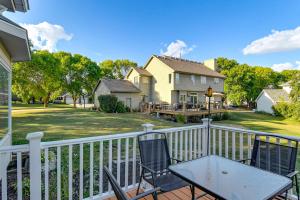 una casa con balcón con mesa y sillas en Des Moines Suburb Stay with Spacious Layout and Deck!, en Johnston