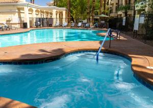 een groot zwembad met blauw water in een gebouw bij Club de Soleil All-Suite Resort in Las Vegas