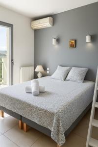 ein weißes Schlafzimmer mit einem Bett und einer Leiter in der Unterkunft Haut de villa - 5 min du port, terrasse, parking gratuit in Sanary-sur-Mer