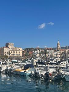 eine Reihe von Booten liegen in einem Hafen vor Anker in der Unterkunft Haut de villa - 5 min du port, terrasse, parking gratuit in Sanary-sur-Mer