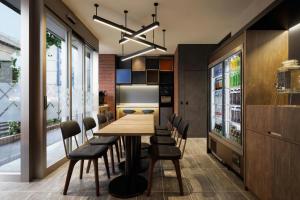 Un comedor con mesa y sillas en Four Points Flex by Sheraton Tokyo Higashi Kanda, en Tokio