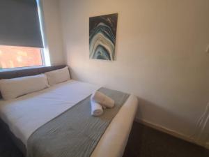 Ένα ή περισσότερα κρεβάτια σε δωμάτιο στο Two bed close to City +5 φωτογραφίες