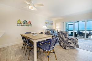 YbelにあるVilla Sanibel 1Aのテーブルと椅子のあるリビングルーム