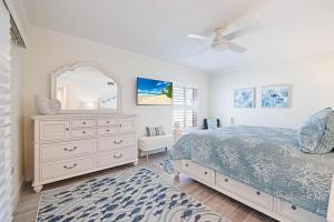 YbelにあるVilla Sanibel 1Aのベッドとドレッサーと鏡のある寝室 +27枚の写真