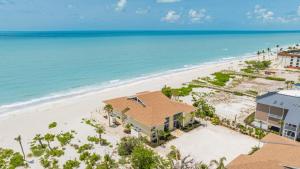 YbelにあるVilla Sanibel 1Aのコンドミニアム付きのビーチの空中ビュー
