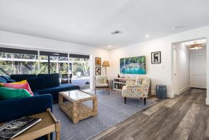Sanibel IslandにあるThe Allen Homeの青いソファと椅子のあるリビングルーム