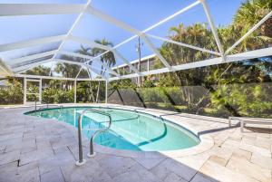 Sanibel IslandにあるThe Allen Homeの大きな建物を持つ大きなスイミングプール