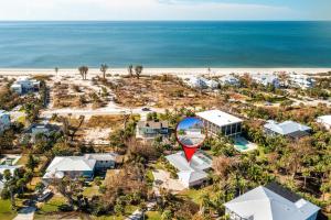Sanibel IslandにあるThe Allen Homeのビーチ近くのリゾートの空中ビュー