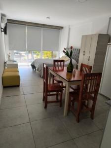 a living room with a table and chairs and a bed at Monoambiente Zuly in San Miguel de Tucumán