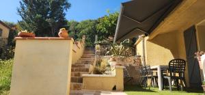 a bird sitting on top of a wall next to a patio at La Solentina in Reynès