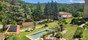 an aerial view of a house with a swimming pool at La Solentinamé in Reynès
