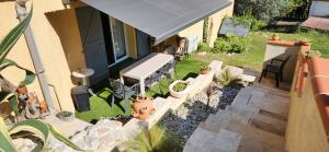 an overhead view of a patio with plants and a house at La Solentina in Reynès +2 photos