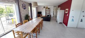 Un comedor con mesa y sillas de madera. en Villa Loumapé, en Ribes