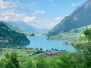 vistas a un lago en las montañas en Wiesenglück by Greatlifestay, en Ennetbürgen