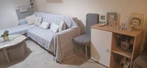 1 dormitorio con 1 cama y escritorio con reloj en Theano's Cozy & Quiet Lux Central Flat - Wifi & full Amenities, en Patra