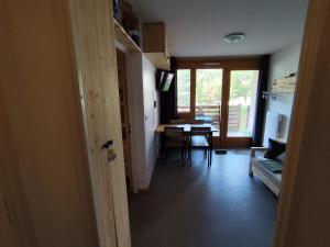 Superdevoluyにあるappartement Superdevoluyの廊下(テーブル付)、