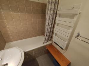 Superdevoluyにあるappartement Superdevoluyのトイレ、浴槽、洗面台を備えたバスルーム +9枚の写真