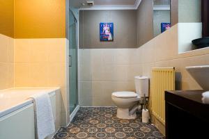 ein Badezimmer mit Toilette, Dusche und Waschbecken in der Unterkunft Bright & Spacious 5-Bedroom Stay near Cambridge in Hardwick + 53 Fotos