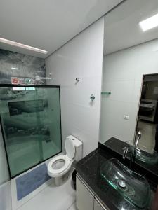 une salle de bains avec toilettes et lavabo dans l'établissement Casa Temporada Morumbi Anápolis Goiás, à Água Boa