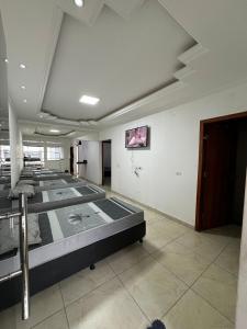 une pièce avec plusieurs lits exposés dans l'établissement Casa Temporada Morumbi Anápolis Goiás, à Água Boa