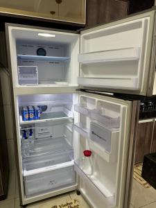 un réfrigérateur vide avec sa porte ouverte dans une cuisine dans l'établissement Casa Temporada Morumbi Anápolis Goiás, à Água Boa