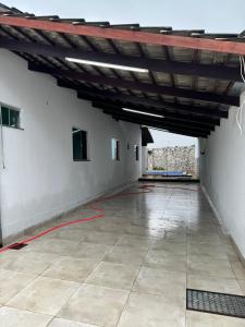 une grande pièce avec un sol et un toit malades dans l'établissement Casa Temporada Morumbi Anápolis Goiás, à Água Boa 10 autres photos