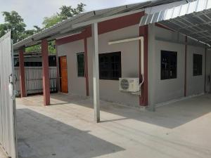 een gebouw met airconditioning aan de zijkant bij โฮมสเตย์ติดแม่น้ำปิง in Sam Ngao