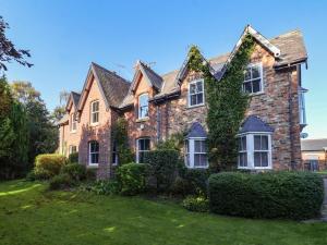 グレート・ドリフフィールドにあるTen Gablesの蔦の大きなレンガ造りの家