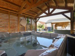 グレート・ドリフフィールドにあるTen Gablesの木製の屋根が付いた大きなプール