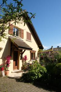 Una gran casa blanca con una ventana y flores. en Preverenges, 5 min EPFL UNIL, Calme & proche lac, en Preverenges
