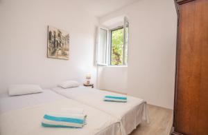 Postel nebo postele na pokoji v ubytování Central & quiet location inside Old town Kotor